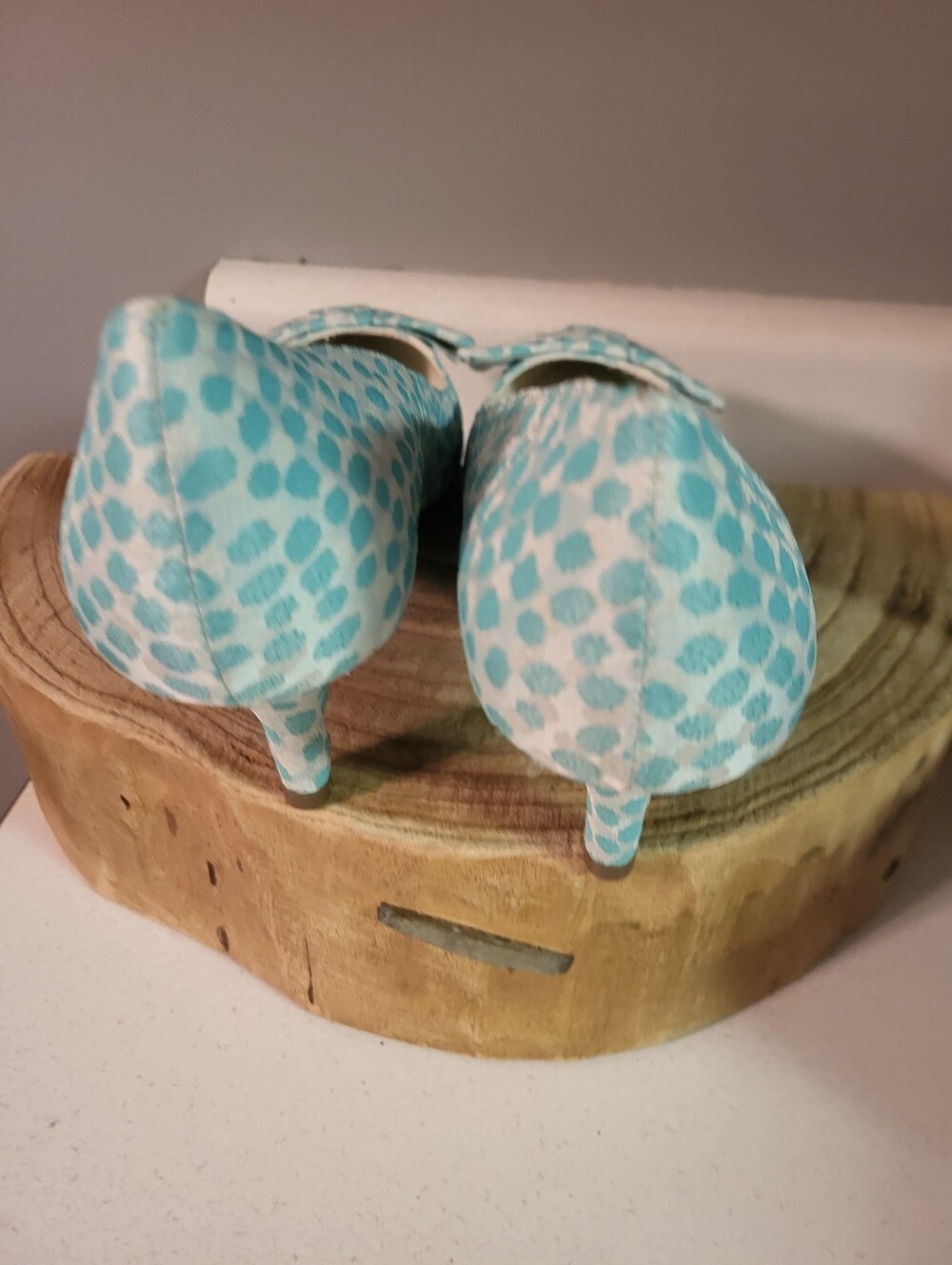 NEW ANNE KLEIN WHITE BLUE DOTS KITTEN HEEL COMFORT PUMPS SIZE 8 M - Picture 4 of 7